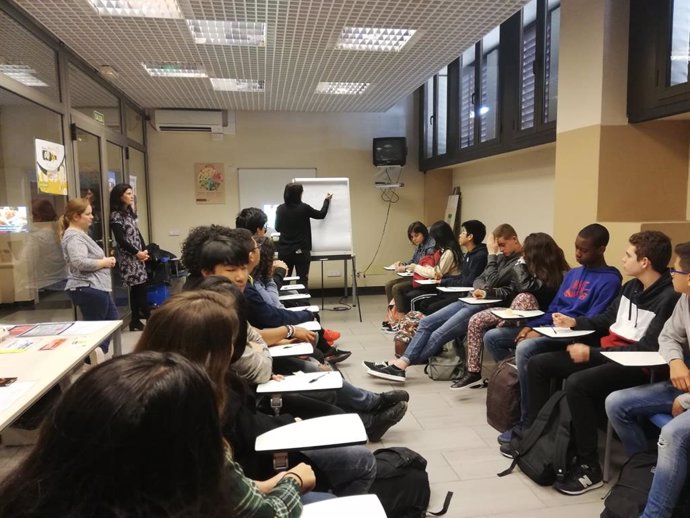Alumnes del IES Ses Estacions participen en el taller 'Sabem qu mengem?' sobri 