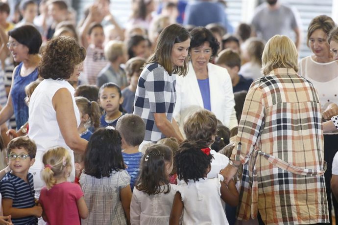 La Reina doña Letizia visita el Colegio Público Baudilio Arce en Oviedo con moti