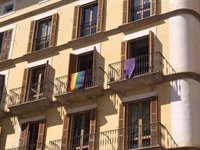 MÉS per Palma retira los lazos de su balcón del Ayuntamiento y cuelga una bandera morada y otra LGTBI