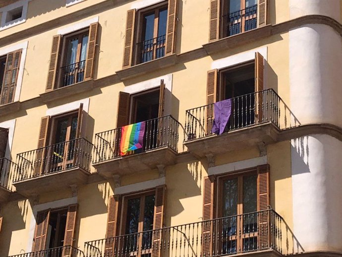 MÉS per Palma retira los lazos de su balcón del Ayuntamiento y cuelga una bander