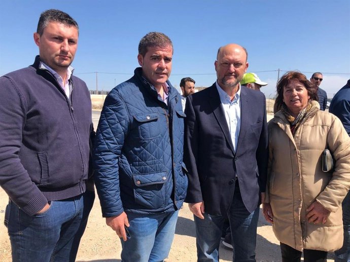 Sevilla.- PSOE-A muestra su apoyo a los trabajadores del aderezo de aceituna en 