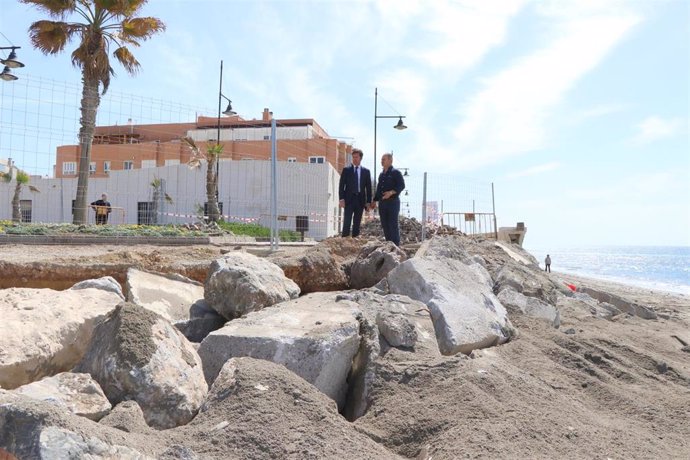 Almería.- El alcalde de El Ejido ve "insuficiente" la aportación de arena a la p