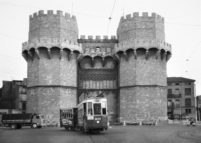 EL AYUNTAMIENTO ACOGE LA EXPOSICIÓN *FRANCESC JARQUE: FOTOGRAMAS DE UNA CIUDAD*