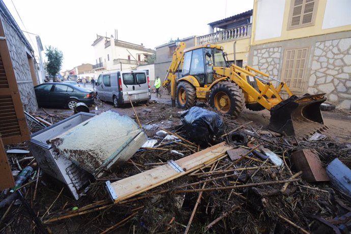 Tractor recollint desperfectes per les pluges Sant Lloren