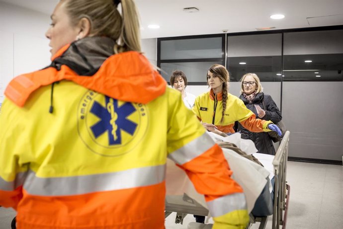 Equip de salut del SEM traslladen una persona a urgncies