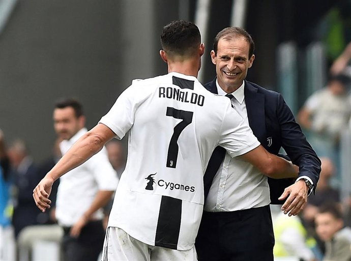Cristiano Ronaldo abraza a Massimiliano Allegri