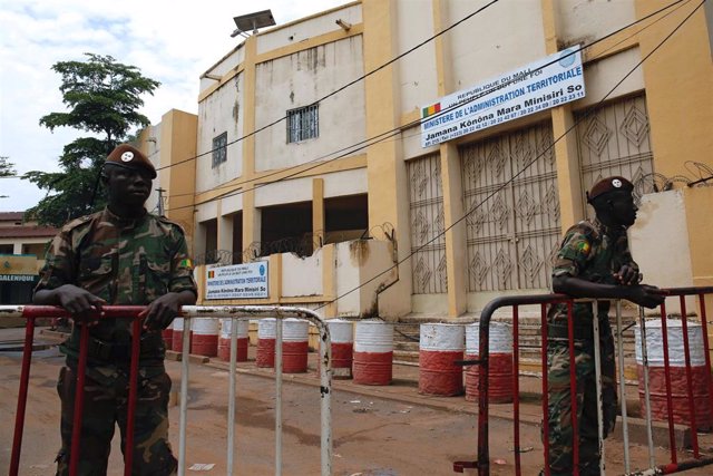 Soldados en el exterior del ministerio de Administración Territorial en Malí