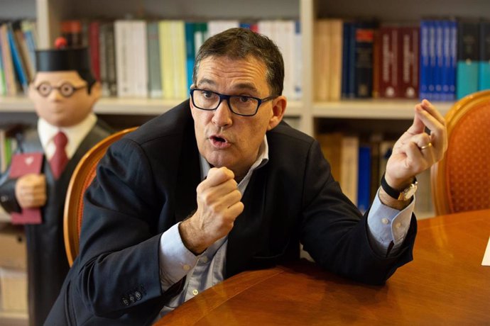 El abogado Jaume Alonso-Cuevillas presenta su libro '1 judici (polític) i 100 pr