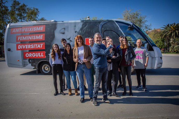 Collboni hace un circular un bus del PSC por Barcelona contra el acto de Vox
