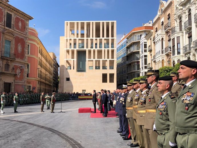 Los paracaidistas del Regimiento de Infantería 'Zaragoza' 5 reciben la enseña na