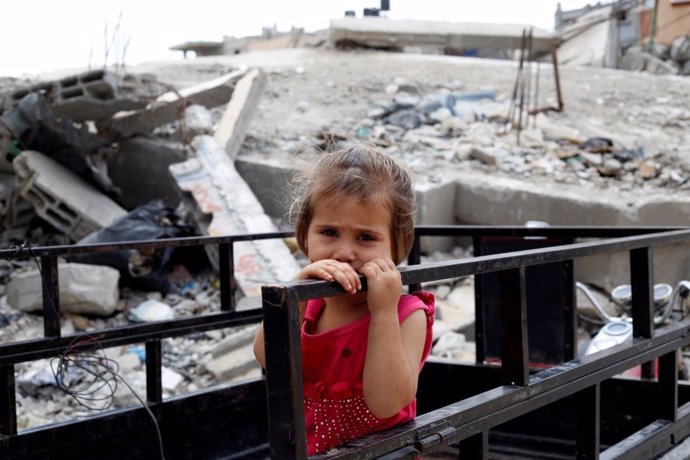 Una niña palestina en las ruinas de su vivienda 