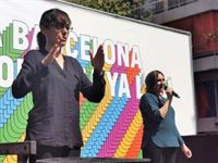 Colau encabeza el acto 'En Barcelona el amor gana al odio' coincidiendo con el acto de Vox
