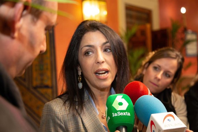 La presidenta del Parlamento andaluz, Marta Bosquet, participa en los desayunos 