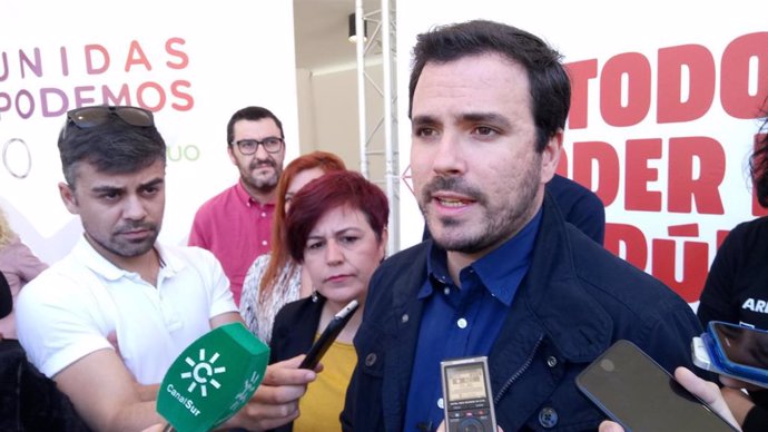 Garzón (IU) ve "bien" la dimisión del delegado de Empleo en Málaga y pide invest