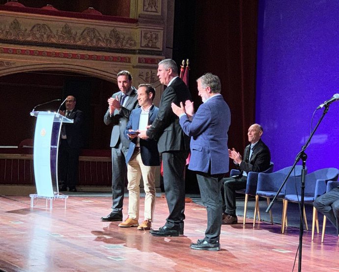 Valladolid reconoce a Renault y a De los Mozos por su "vínculo indisoluble" con 