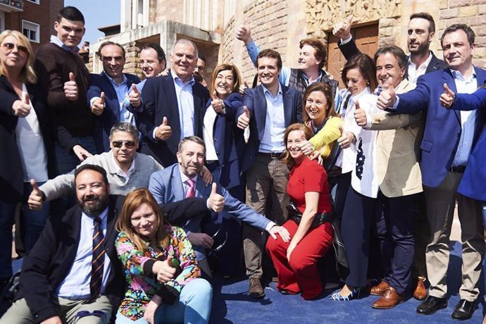 Foto de familia de Pablo Casado con miembros del PP de Cantabria