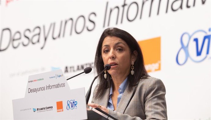 La presidenta del Parlamento andaluz, Marta Bosquet, participa en los desayunos 