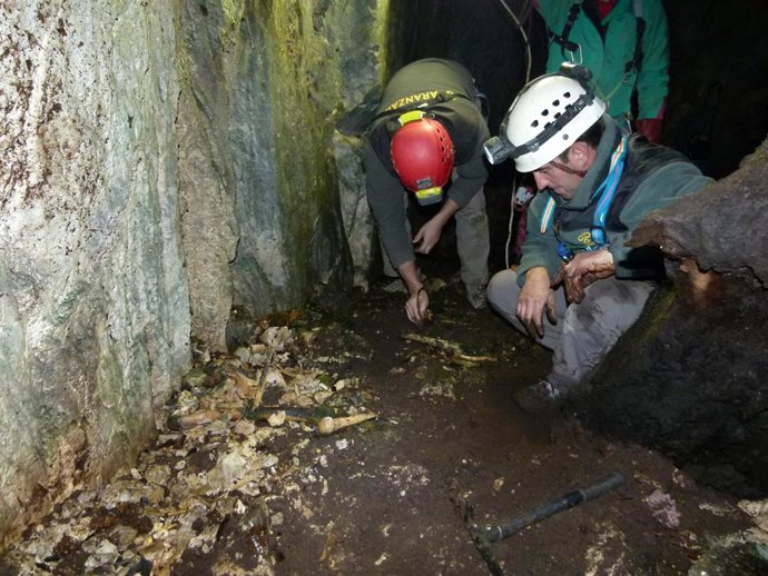 Exhumados los restos de dos posibles presos de la fuga de Ezkaba en la sima de A