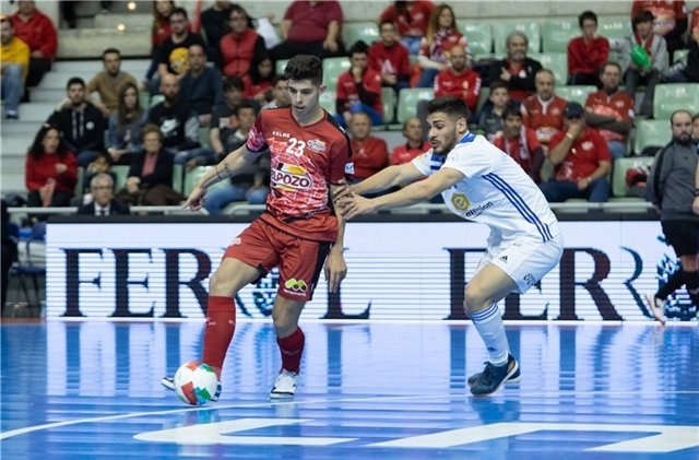 Fútbol sala/Primera.- (Crónica) ElPozo Murcia sigue al acecho del Barça tras der