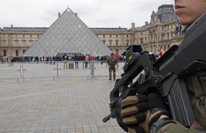 Militares en el Louvre