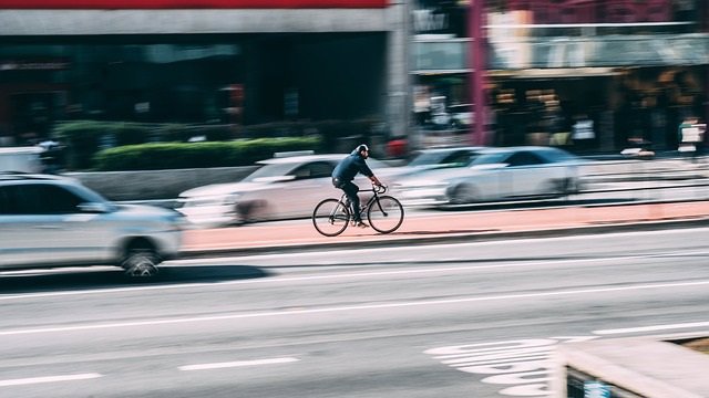 Los conductores de automóviles deshumanizan a los ciclistas y no los ven del tod