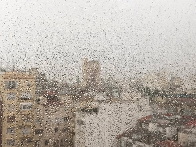 Lluvia en Valncia a través de una ventana