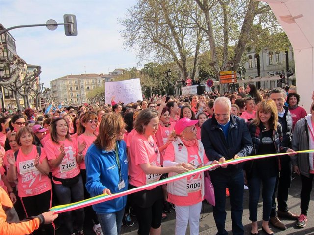 Miles de mujeres llenan de rosa el centro de Logroño para dar esperanza en la lu