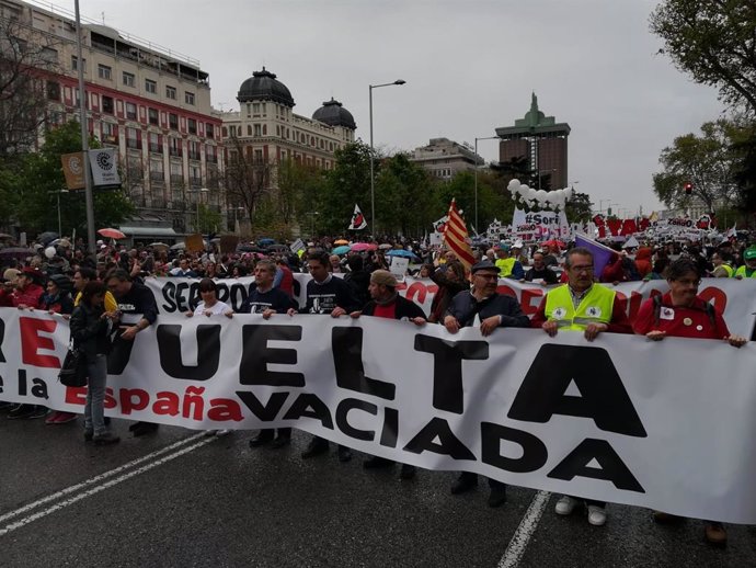 AV.- 'La España vaciada' llena el centro de Madrid para reclamar medidas contra 