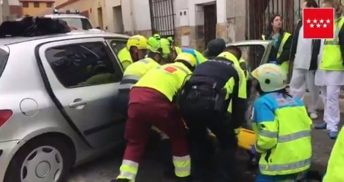 Sucesos.- Un coche choca contra una fachada en Robledo de Chavela resultando her