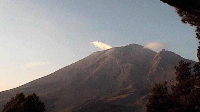 El volcán Popocatépetl amanece exhalando vapor de agua y gases