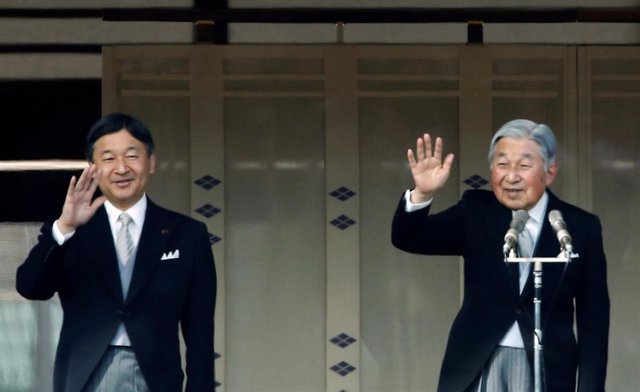 El emperador Akihito y su hijo el príncipe Naruhito