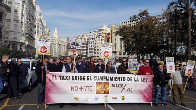 Taxistas recorren valència para exigir que se regulen las VTC