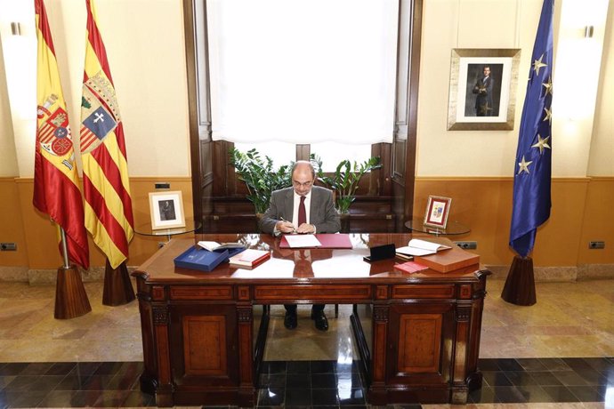 El presidente de Aragón firma la convocatoria de elecciones a las Cortes autonóm