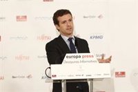 Casado califica de "improvisación" el subsidio para mayores de 52 y avisa: "no la van a poder pagar"