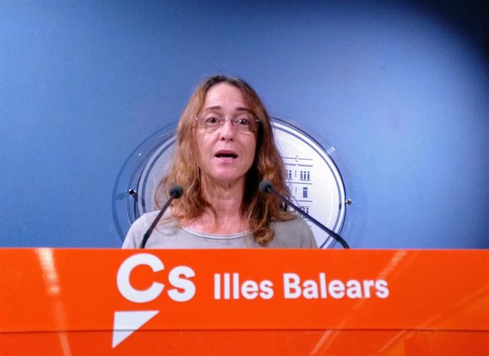 Olga Ballester En La Rueda De Prensa Del Parlament
