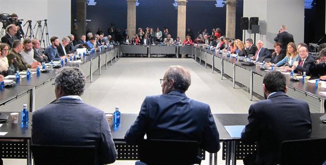 Los partidos catalanes firman un documento contra el racismo y la xenofobia