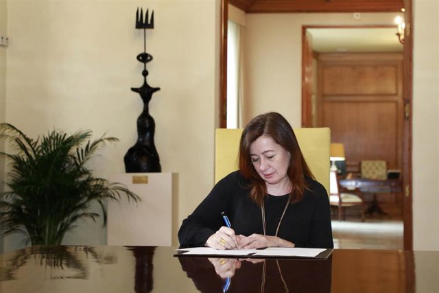 Armengol firma el decreto de disolución del Parlament