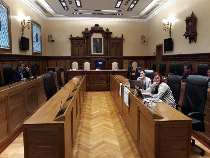 ENCIERRO Ayuntamiento por el Plan de Vías