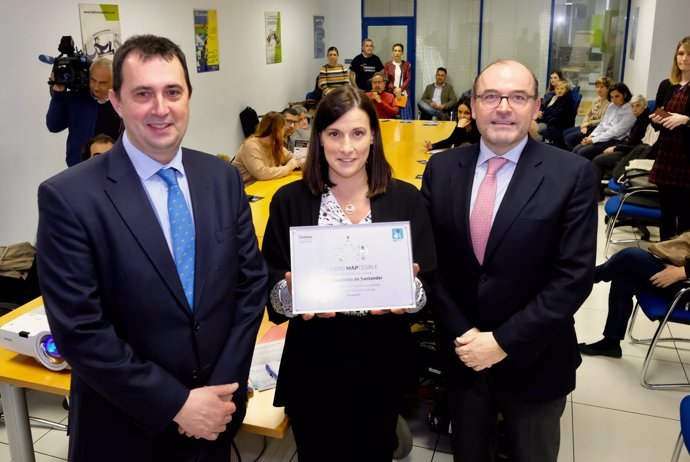 Alcaldesa recibe premio Fundación Telefónica