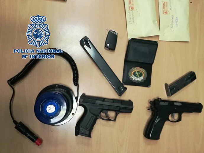 Granada.- Sucesos.- Dos detenidos con armas de fuego municionadas y una placa de