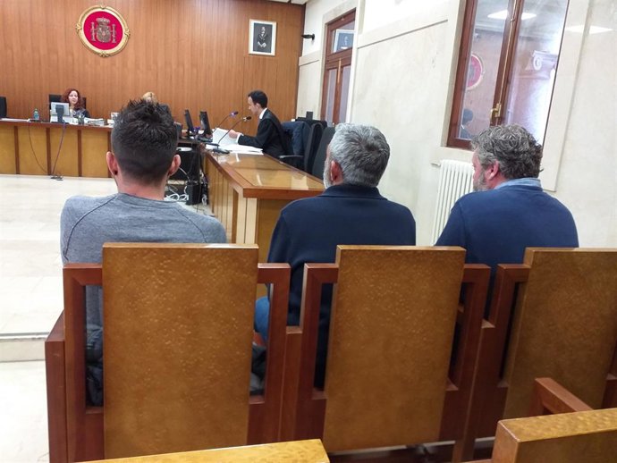 Els acusats d'una associació de cnnabis sostenen que la van crear per no tene