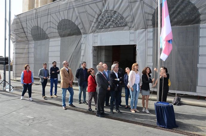 El Cabildo de Tenerife iza la bandera trans por la visibilidad del colectivo
