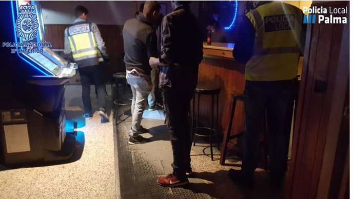 Successos.- Detenen tres persones en un control policial en locals de Palma és