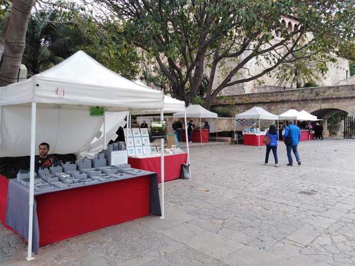 El mercat d'artesania de l'Hort del Rei inaugura una nova temporada per nov