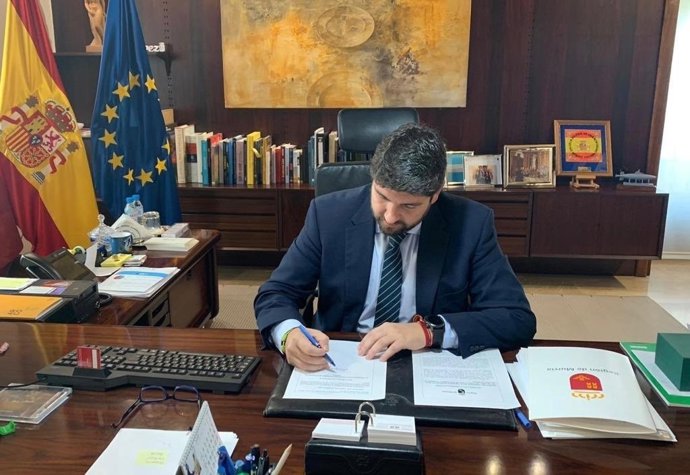 López Miras firma el Decreto por el que se convocan las elecciones autonómicas d