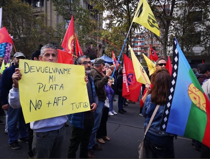 Miles de chilenos marchan a lo largo del país por un sistema de jubilaciones dig