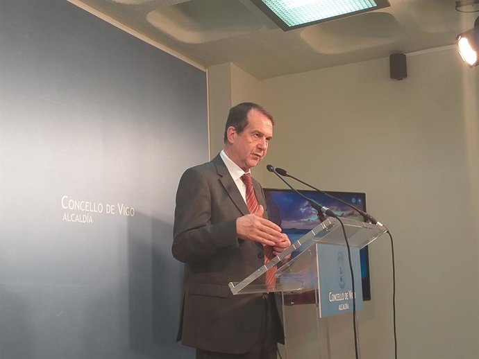 Abel Caballero acusa a la Xunta de haber negociado con Ryanair la marcha de Vigo