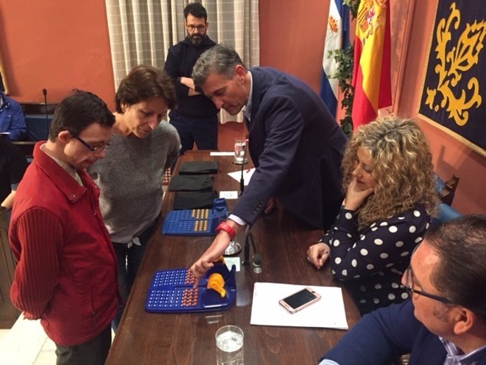 Sevilla.- El Ayuntamiento de Alcalá de Guadaíra entrega, mediante sorteo, 30 hue