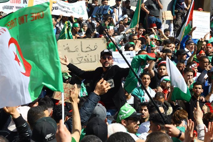 Algerians protest against regime