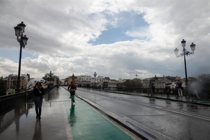 La lluvia hace acto de presencia en Sevilla.